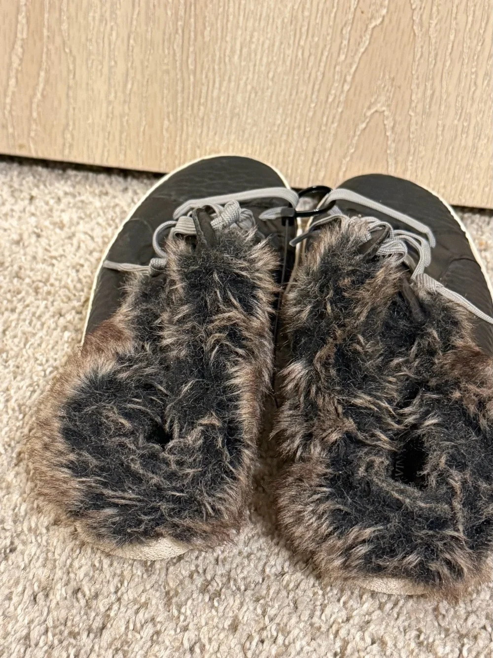 Vince Camuto Black Faux-Fur Trim Lace-Up Sneakers Mules